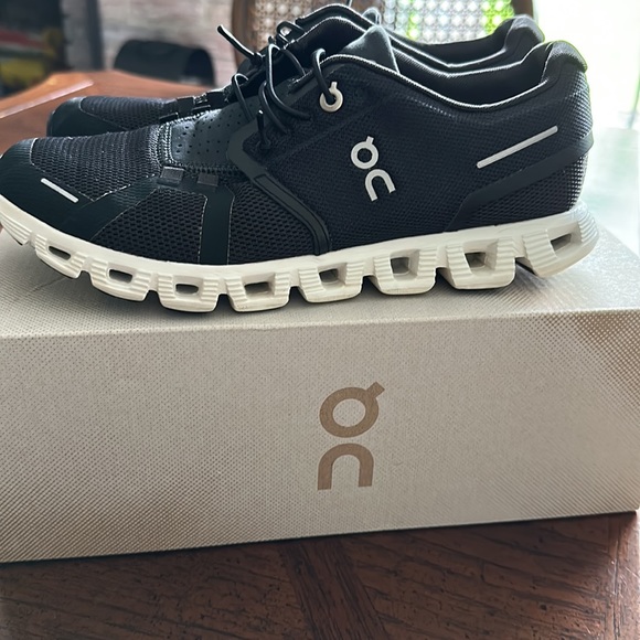 On running Cloud 5 black/white size 8 - Picture 2 of 7